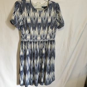 Maggie London navy and white short sleeve easy care dress size 8 geometric print